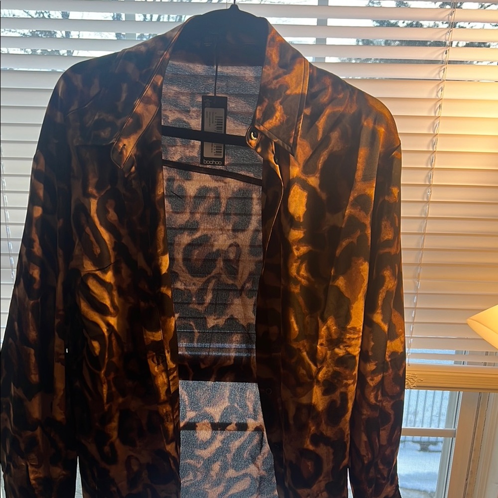 Boohoo Brown Blouse Top with Elegant Design
